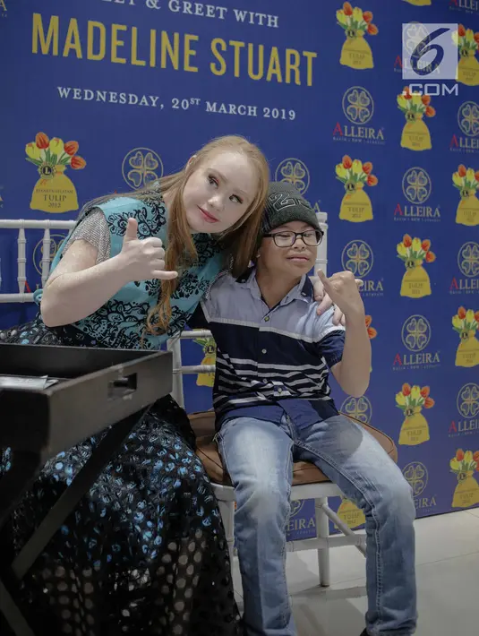 Model Madeline Stuart foto dengan penggemarnya saat meet and greet di Jakarta, Rabu (20/3). Madeline dianggap sebagai fenomena dunia modelling yang bisa mengubah pandangan dunia mengenai inklusivitas. (Liputan6.com/Faizal Fanani)