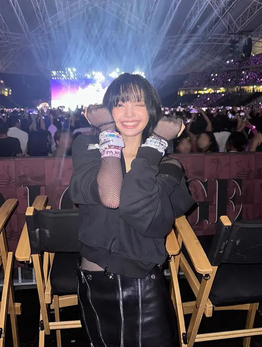Lisa juga memamerkan friendship bracelet yang menjadi ciri khas Taylor Swift. [@lalalalisa_m]