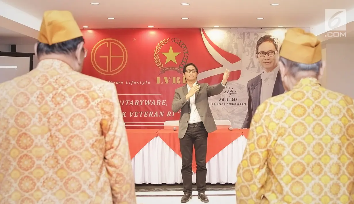 Konduktor dan pendiri Twillite Orchestra, Addie MS memimpin para Legiun Veteran Republik Indonesia (LVRI) menyanyikan lagu Indonesia Raya di kawasan Harapan Indah, Bekasi pada Kamis (1/8/2019). (Fimela.com/ Bambang E Ros)