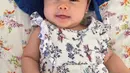 Walaupun masih berumur empat bulan, akan tetapi Bridgia Kalina sudah sadar dengan kamera. (Foto: instagram.com/septriasaacha)