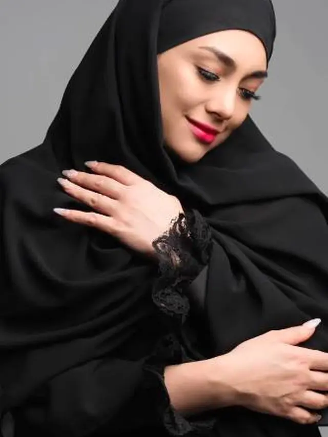 Tampil Menawan, Ini 7 Pemotretan Celine Evangelista dengan Hijab Ini Curi Perhatian