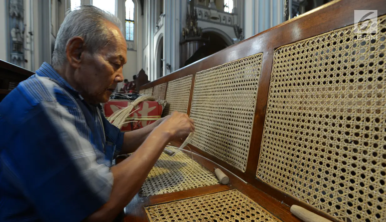 Samin (72) merajut anyaman kursi rotan ibadah umat Kristen di Gereja Katedral, Jakarta, Rabu (27/3) Bilau kerap melakukan perawatan kursi-kursi Katedral yang terbuat dari kayu Jati dengan anyaman rotan. Sudah 8 tahun untuk memberikan kenyamanan untuk bisa beribadah dengan baik. (merdeka.com/Imam Buh