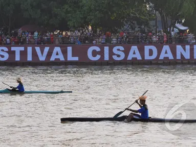 Peserta mendayung kano melintasi Sungai Cisadane dalam rangka Festival Cisadane 2015, Banten, Sabtu (23/5/2015). Sebanyak 100 perahu nusantara menampilkan berbagai pernak-pernik budaya khas nusantara (Liputan6.com/Andrian M Tunay)