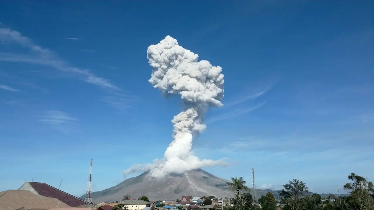 Erupsi, Gunung Sinabung Semburkan Abu Vulkanik Setinggi 3,2 Km