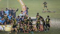 Pemain Timnas Malaysia U-19, Adam Farhan Mohd Faizal (kanan) mengeram kesakitan saat timnya merayakan juara Piala AFF U-19 2022 di Stadion Patriot Candrabhaga, Bekasi, Jumat (15/07/2022). (Bola.com/Bagaskara Lazuardi)