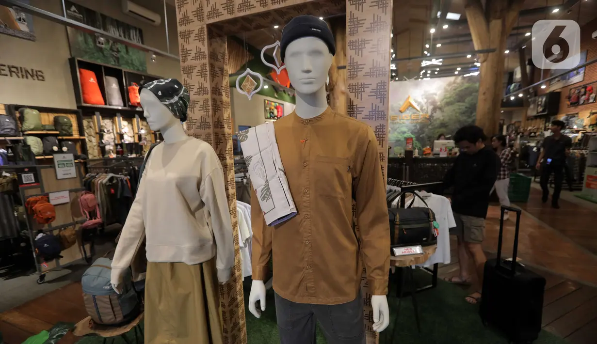 Salah satu model busana muslim dipajang bersama beberapa produk yang juga mendapat potongan harga. (Liputan6.com/Angga Yuniar)