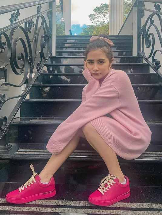 "Kalau menurut aku, pasangan itu kan adalah refleksi diri ya, jadi kalau misal ada yang minder, ya kalau nggak ada yang deketin itu karena belum ada aja yang diturunin tuhan buat jadi jodoh aku jadi santai aja," ujarnya. (Instagram/prillylatuconsina96)