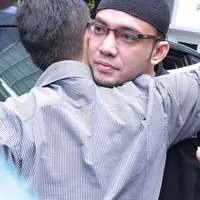 Saudara dari Sandy Tumiwa pun turut mengantar kepindahan Sandy Tumiwa. Meski sedang terjerat hukum, keluarga Sandy Tumiwa selalu memberikan dukungan. (Galih W. Satria/Bintang.com)