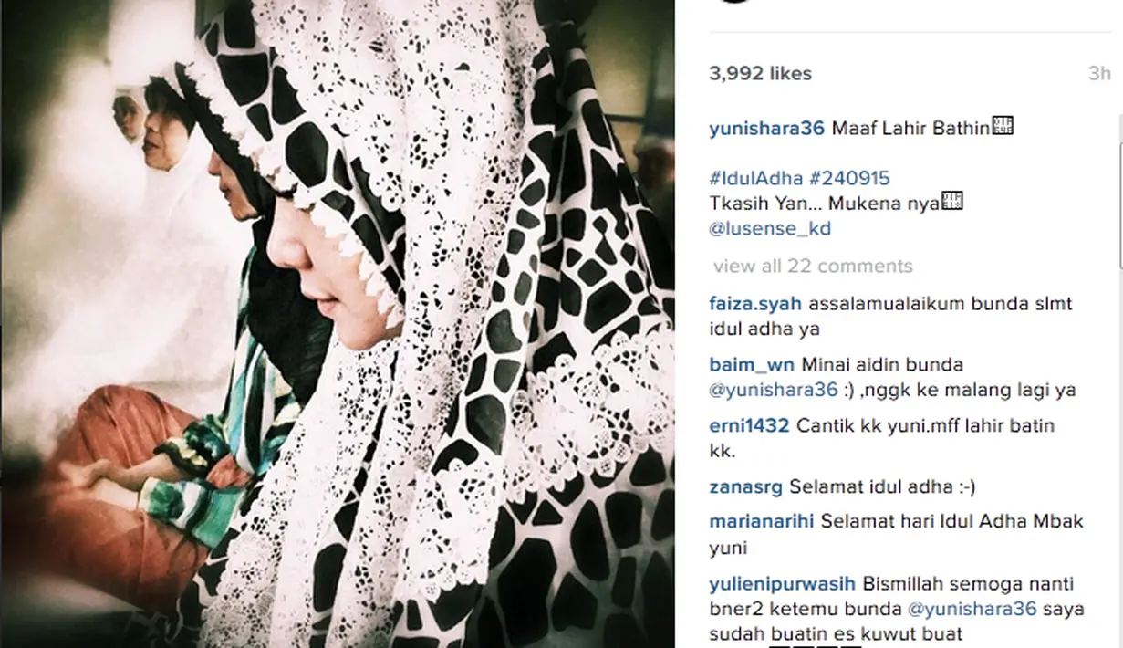 Yuni Shara terlihat cantik dalam balutan mukena saat melakukan ibadah sholat Ied. (via instagram/@yunishara36)
