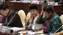 Ketua DKPP Jimly Asshiddiqie (tengah) saat rapat dengar pendapat dengan Komisi II di DPR RI, Jakarta, Senin (1/2/2016). Rapat tersebut membahas evaluasi penyelenggara Pilkada serentak 2015 dan masa retensi surat suara. (Liputan6.com/Angga Yuniar)