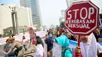 Aktivis wanita dari Jaringan Muda menggelar aksi Stop Kekerasan Seksual saat Car Free Day di Bundaran HI, Jakarta, Minggu (6/12/2015). Dalam aksinya mereka menolak kekerasan seksual dan stop perkosaan. (Liputan6.com/Faizal Fanani)