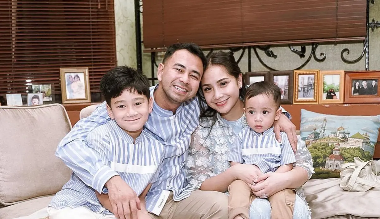 Baju Lebaran 2023 keluarga Nagita mengambil tema warna biru. Gigi memakai model maxi dress dengan outerwear full lace. [Foto: @raffinagita1717]