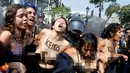 Sejumlah Aktivis perempuan legalisasi aborsi berteriak sambil bugil memprotes calon presiden Peru, Keiko Fujimori di Lima, Peru, (19/5/2016). Mereka menyatakan protes terhadap calon presiden Peru, Keiko Fujimori. (REUTERS/Janine Costa)
