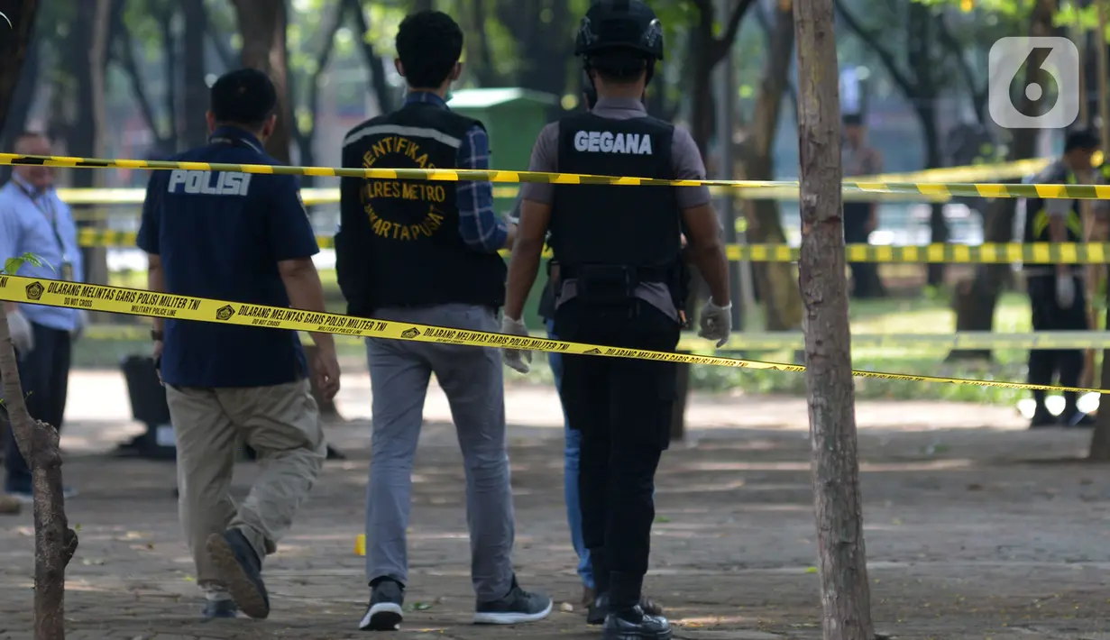 Anggota Gegana Brimob Polri melakukan pemeriksaan TKP ledakan di kawasan Monas, Jakarta, Selasa (3/12/2019). Dalam ledakan itu dua anggota TNI menjadi korban dan mengalami luka. (merdeka.com/Imam Buhori)