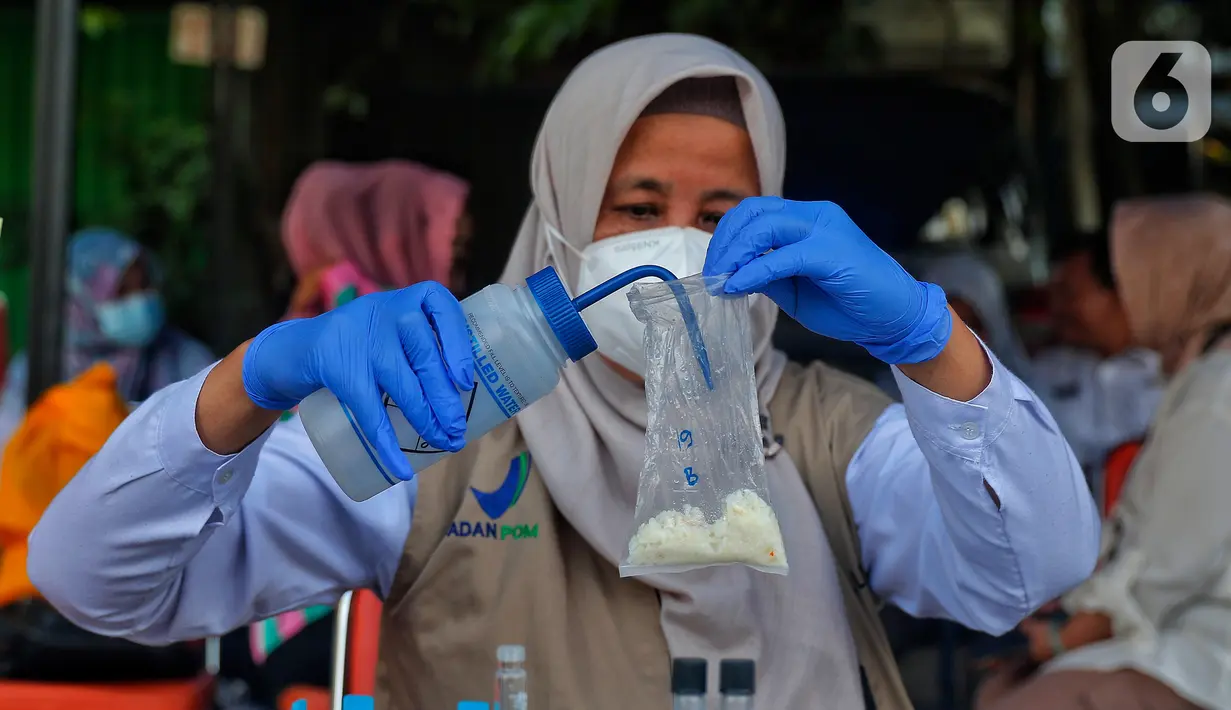 BPOM DKI Jakarta melakukan sampling dan pengujian terhadap takjil dan pangan lainnya yang dijajakan di kawasan Bendungan Hilir. (Liputan6.com/Angga Yuniar)