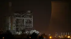 Sisa-sisa bangunan setelah ledakan yang terjadi di komplek pembangkit listrik Didcot di Oxfordshire, Inggris, Selasa (23/2). Satu orang tewas, lima terluka dan tiga lainnya dinyatakan masih hilang karena tertimpa reruntuhan bangunan (REUTERS/Peter Nichol)