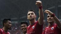 Striker Persija Jakarta, Marko Simic, merayakan gol yang dicetaknya ke gawang Barito Putera pada laga Liga 1 di Stadion Patriot, Jawa Barat, Selasa (30/10). Persija menang 3-0 atas Barito. (Bola.com/Vitalis Yogi Trisna)