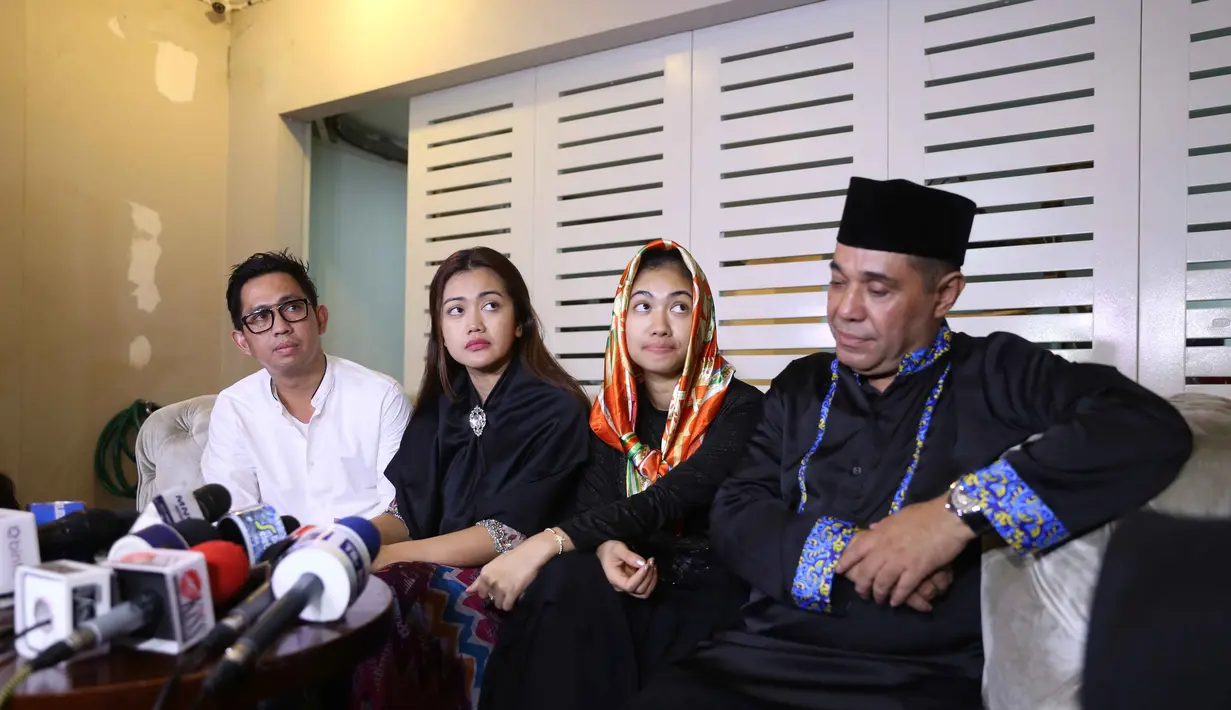 "Iya, musholanya itu juga. Nggak ada atap, nggak ada duit, dia sampe jual harta untuk pembangunan mushola. Padahal dia lagi sakit nggak ada uang. Aku tau banget di rekening dia nggak ada duit," jelas Nia Anggi. (Nurwahyunan/Bintang.com)