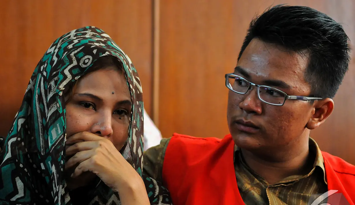 Ahmad Imam Al-Hafitd ditemani ibunya saat menjalani sidang lanjutan di Pengadilan Negeri Jakarta Pusat, Selasa (18/11/2014). (Liputan6.com/Faisal R Syam)