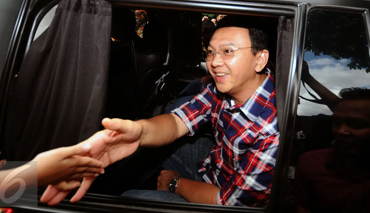Cagub Petahana, Basuki Tjahaja Purnama (Ahok) menyalami pendukungnya saat meninggalkan kediaman Ketua Umum PDI-P. Megawati Soekarnoputri di Kebagusan, Jakarta, Rabu (15/2). (Liputan6.com/Helmi Fithriansyah)