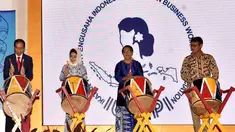 Presiden Jokowi (kiri) bersama Menteri Pemberdayaan Perempuan dan Perlindungan Anak Yohana Yembise, Ketua Umum IWAPI Nita Yudi dan Gubernur Sumbar Irwan Prayitno saat membuka Rakernas IWAPI 2018, Padang, Senin (8/10). (Liputan6.com/Pool/Biro Pers Setpres)