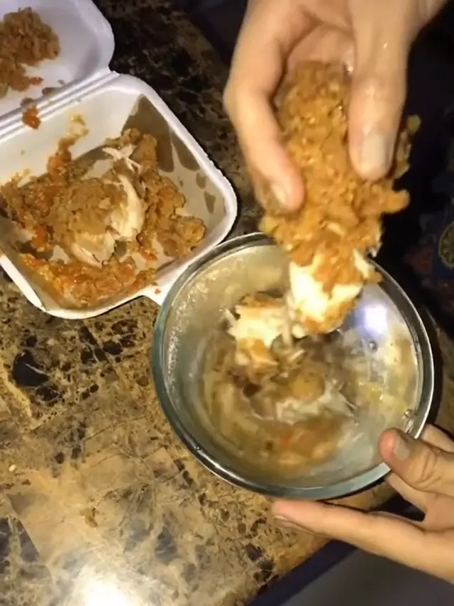 Cara nyeleneh makan ayam geprek