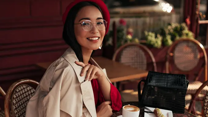 wanita april saat tersenyum