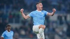 Pemain Lazio, Adam Marusic, melakukan selebrasi setelah mencetak gol ke gawang Sassuolo pada laga pekan ke-28 Serie A 2025/2026 di Stadion Olimpico, Selasa (10/4/2026) dini hari WIB. (Alfredo Falcone/LaPresse via AP)