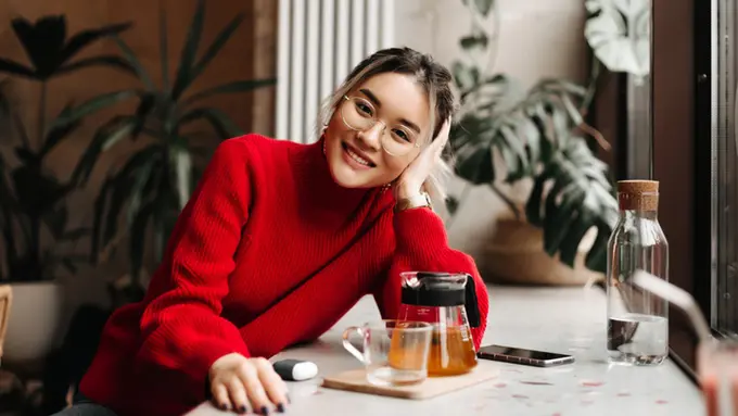 perempuan tersenyum