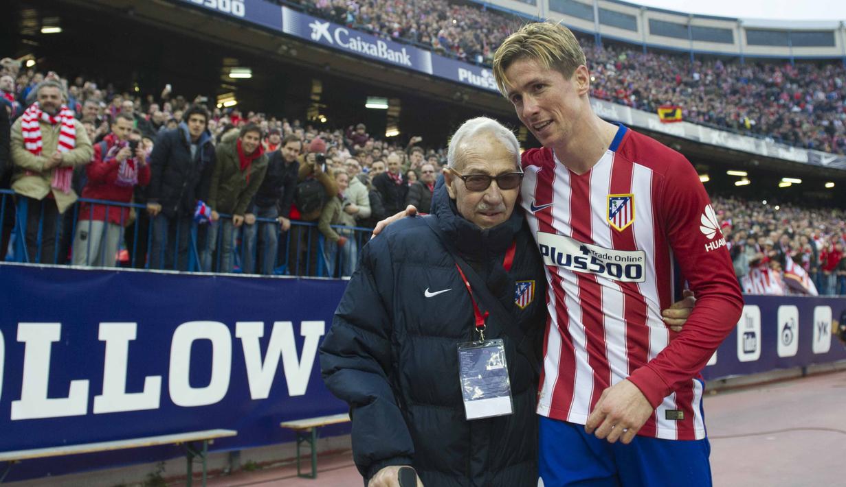  Fernando Torres berjalan bersama pendiri kampus sepak bola Atletico Madrid, Manuel Brinas usai menang atas SD Eibar pada Lanjutan La Liga Spanyol di Stadion Vicente Calderon, Sabtu (6/2/2016). (AFP/Curto De La Torre)