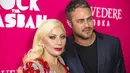 Penyanyi Lady Gaga (kiri) tampil mesra bersama kekasihnya Taylor Kinney dalam pemutaran perdana film " Rock the Kasbah " di New York, Senin (19/10/2015).  Taylor Kinney ambil peran dalam film yang bergenre komedi ini. (REUTERS/Lucas Jackson)