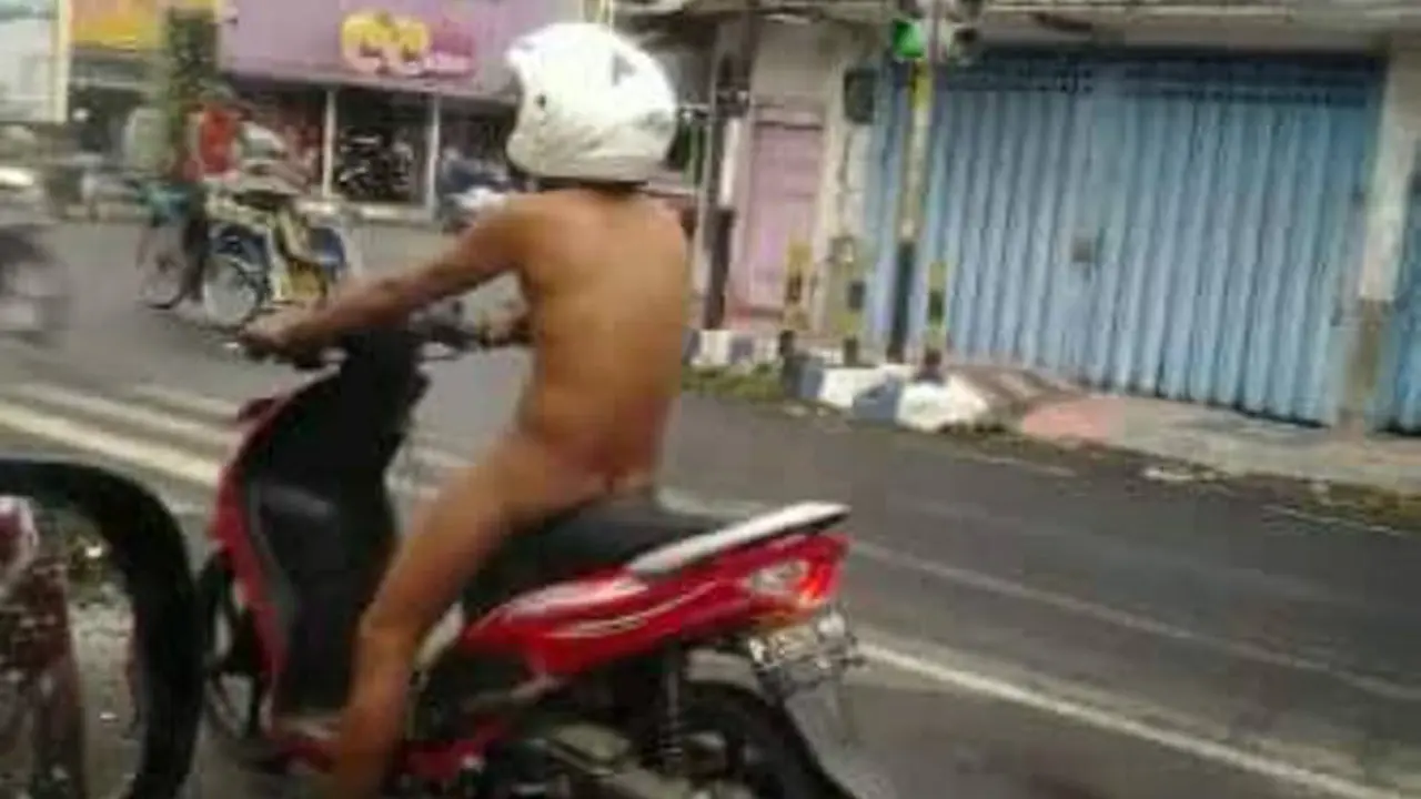 Telanjang Sambil Naik Motor, Pria Ini Hebohkan Dunia Maya