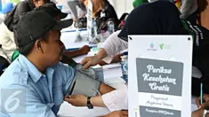 Seorang sopir angkutan umum menjalani pemeriksaan kesehatan gratis di Terminal Blok M, Jakarta, Selasa (2/2). Pemeriksaan kesehatan itu guna memastikan kondisi kesehatan para sopir sebelum menjalankan aktifitasnya. (Liputan6.com/Immanuel Antonius)