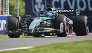 Pembalap Mercedes, George Russell, menjalani sesi kualifikasi F1 GP Kanada 2025 di Sirkuit Gilles-Villeneuve, di Montreal, Kanada, Minggu (15/6/2025) dini hari WIB. (Geoff Robins / AFP)