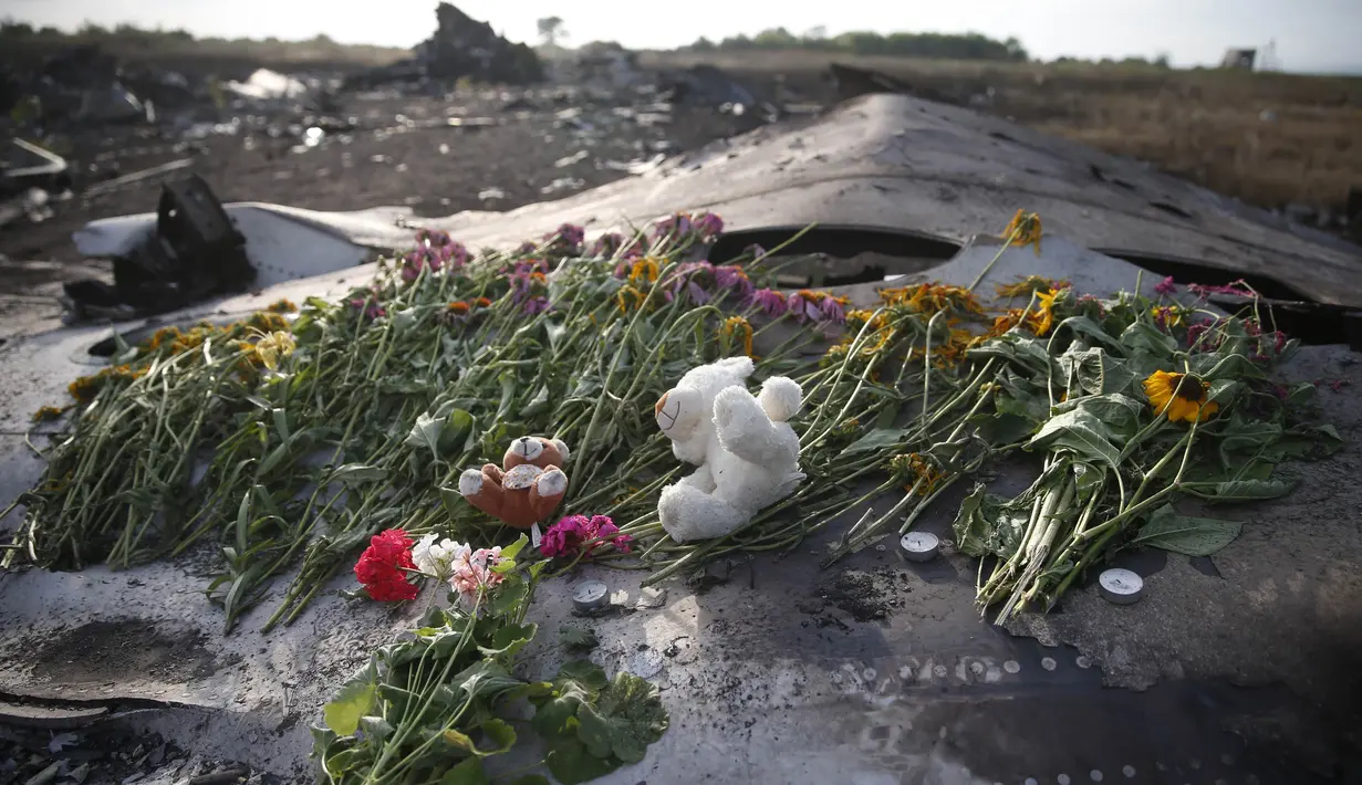 Bunga-bunga yang sengaja diletakkan warga Ukraina yang turut berduka di atas puing Pesawat MH17 Malaysia Airlines, Ukraina, Sabtu (19/07/2014) (REUTERS/Maxim Zmeyev)
