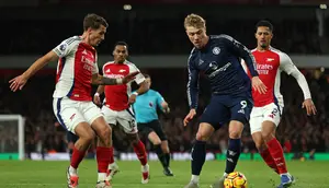 Bek Arsenal asal Polandia Jakub Kiwior (kiri) berebut dengan striker Manchester United asal Denmark Rasmus Hojlund selama pertandingan sepak bola Liga Primer Inggris antara Arsenal dan Manchester United di Stadion Emirates di London pada 4 Desember 2024.Adrian Dennis / AFP