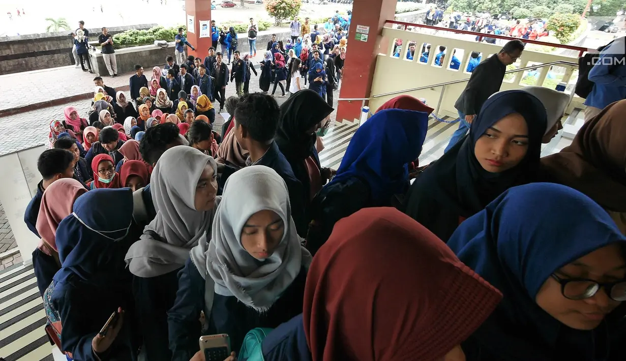 Para peserta Emtek Goes To Campus (EGTC) 2018 memasuki auditorium Universitas Gadjah Mada di Yogyakarta, Rabu (17/10). Acara yang memadukan kegiatan edukasi dan entertainment ini digelar pada 16 hingga 18 Oktober 2018. (Liputan6.com/Herman Zakharia)