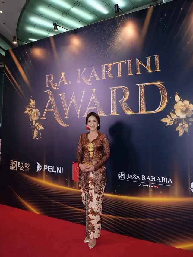 6 Detail Penampilan Risma Nilawati di RA Kartini Award, Kebaya Modern Memukau