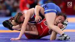 Pegulat Indonesia, Ulfah Dewi (bawah) bertarung dengan pegulat Vietnam, Pham Thi Ha Phuong pada babak perdelapan final Freestyle 53 kg putri dalam Asian Games 2018 di JCC Senayan, Senin (20/8). Ulfah Dewi kalah dengan skor 3-5. (Liputan6.com/Fery Pradolo)