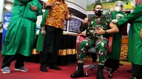 Orang pertama yang divaksin di Sumbar Danrem 032 Wirabraja Brigjen TNI Arief Gadjah Mada. (Liputan6.com/ Novia Harlina)
