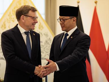 Menteri Luar Negeri Indonesia Sugiono (kanan) menyambut kedatangan Menteri Luar Negeri Jerman Johann Wadephul di kantor Kementerian Luar Negeri, Jakarta, Rabu 20 Agustus 2025. (Yasuyoshi CHIBA/AFP)