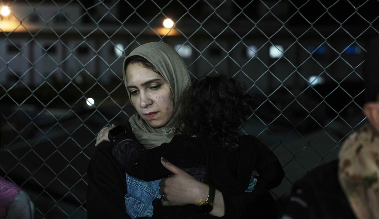 Pengelolaan penyeberangan dilakukan oleh Misi Bantuan Perbatasan Uni Eropa (EUBAM) bekerja sama dengan otoritas Mesir dan melalui koordinasi keamanan dengan Israel. Tampak dalam foto, Amani Abu Talha dan enam anaknya tiba di Rumah Sakit Nasser menyusul pembukaan kembali penyeberangan perbatasan Rafah, di Khan Younis, Jalur Gaza selatan, Rabu pagi, 4 Februari 2026. (AP Photo/Jehad Alshrafi)