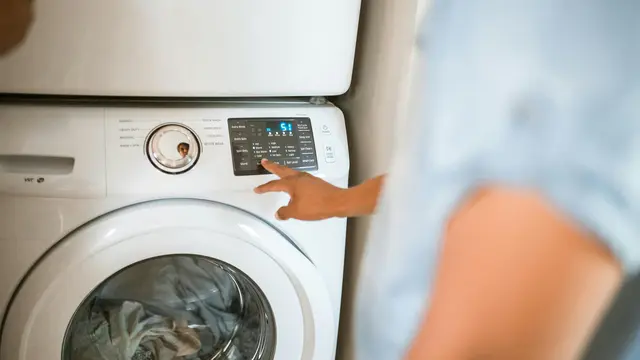 Rajin Mencuci Sprei dan Selimut dengan Air Panas