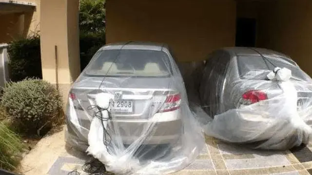 Mobil dibungkus penuh agar air tidak masuk ke dalam mobil (acidcow)