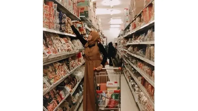 6 Potret Mayang Sary Tampil Berhijab, Adik Vanessa Angel