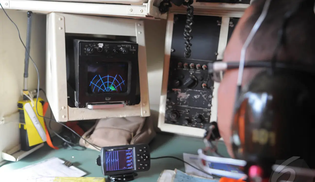 Radar Tim Basarnas saat memantau lokasi pesawat AirAsia QZ8501 diatas selat Karimata, Belitung, Indonesia, Senin (29/12/2014). (Liputan6.com/Herman Zakharia)
