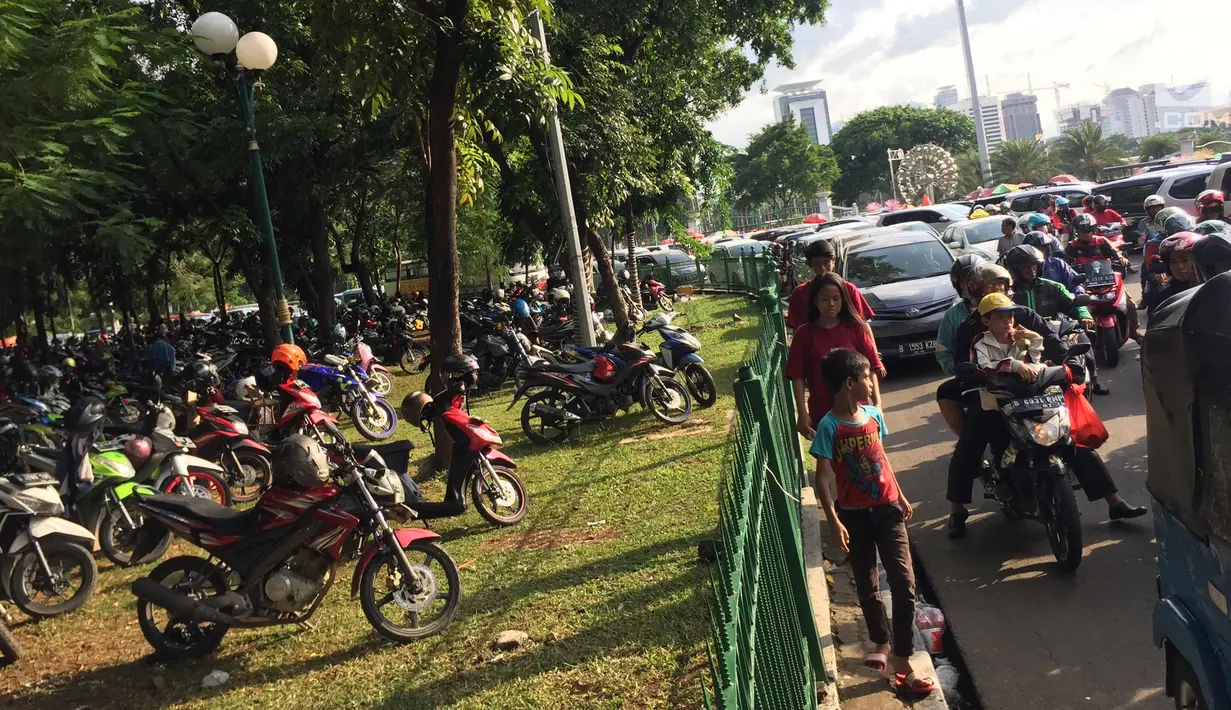Kendaraan parkir di sekitar kawasan Monas, Jakarta, Senin (1/1). Kurangnya pengawasan menyebabkan banyak PKL dan parkir liar memenuhi kawasan tersebut sehingga menimbulkan kesemrawutan. (Liputan6.com/Immanuel Antonius)