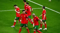 Pemain Portugal, Cristiano Ronaldo, bersama Pepe merayakan kemenangan atas Republik Ceko dalam duel matchday 1 Grup F Euro 2024, Rabu (19/6/2024). (AFP/Gabriel Bouys)