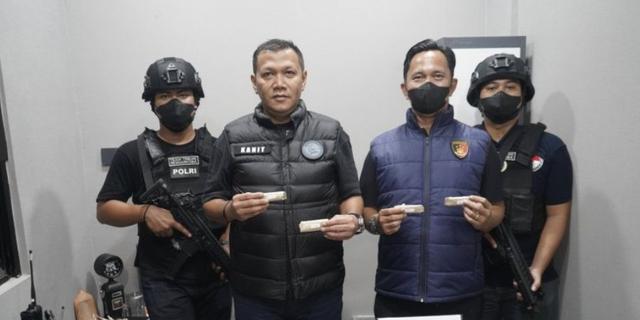 Polisi Gagalkan Peredaran Ratusan Gram Ganja Berkedok Pakan Ikan di Tangerang