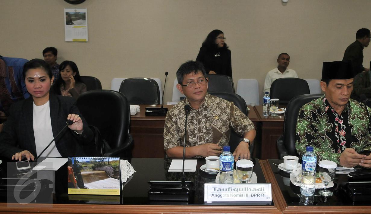 Anggota Komisi III DPR dari F-Partai NasDem) Taufiqulhadi (tengah) berkunjung ke Gedung BPK, Jakarta, Selasa (19/4). Mereka melakukan rapat konsolidasi dengan BPK terkait hasil audit pembelian RS Sumber Waras oleh Pemprov DKI. (Liputan6.com/Johan Tallo)